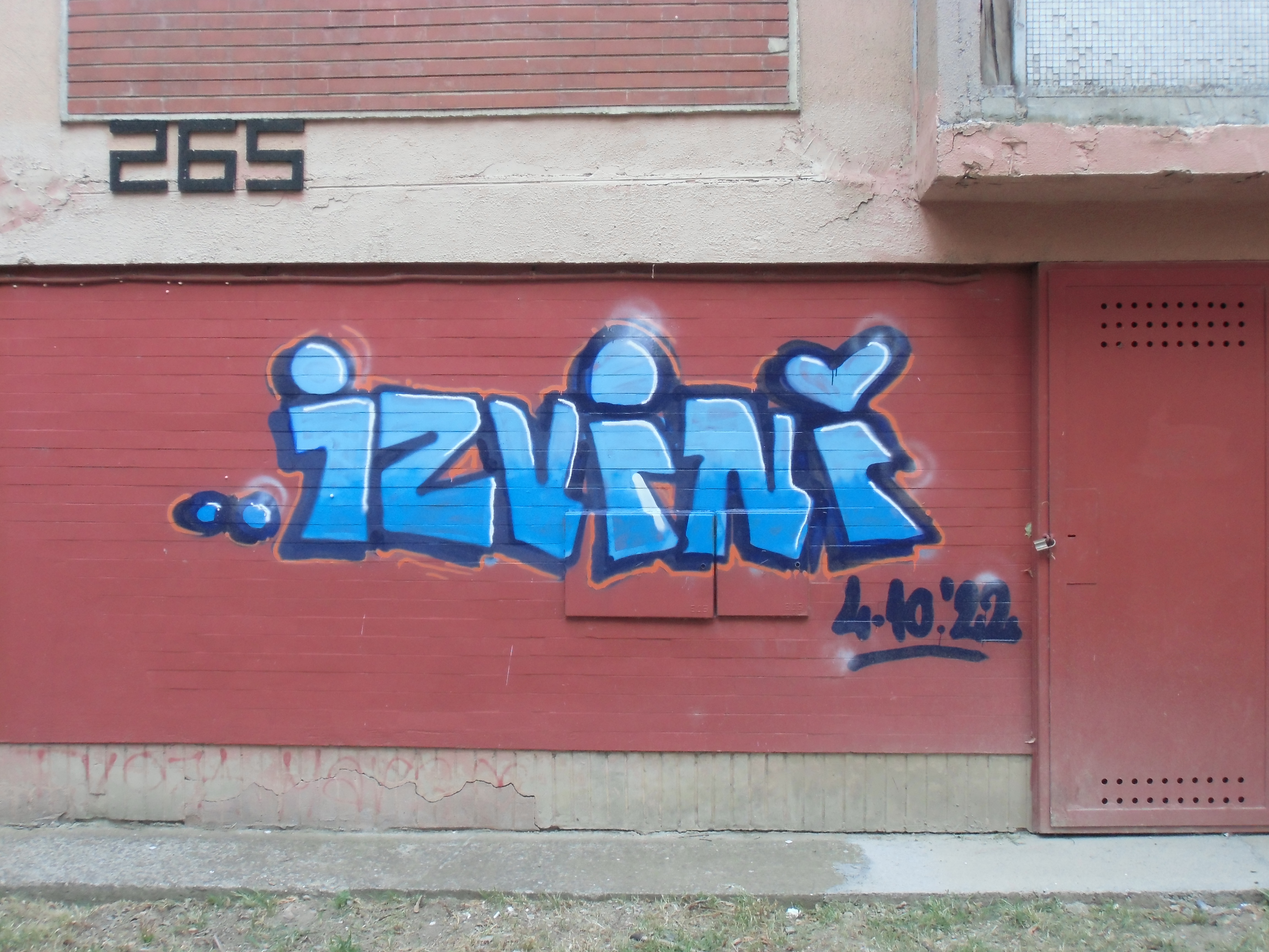 picture of a graffiti on a wall, it says 'sorry'